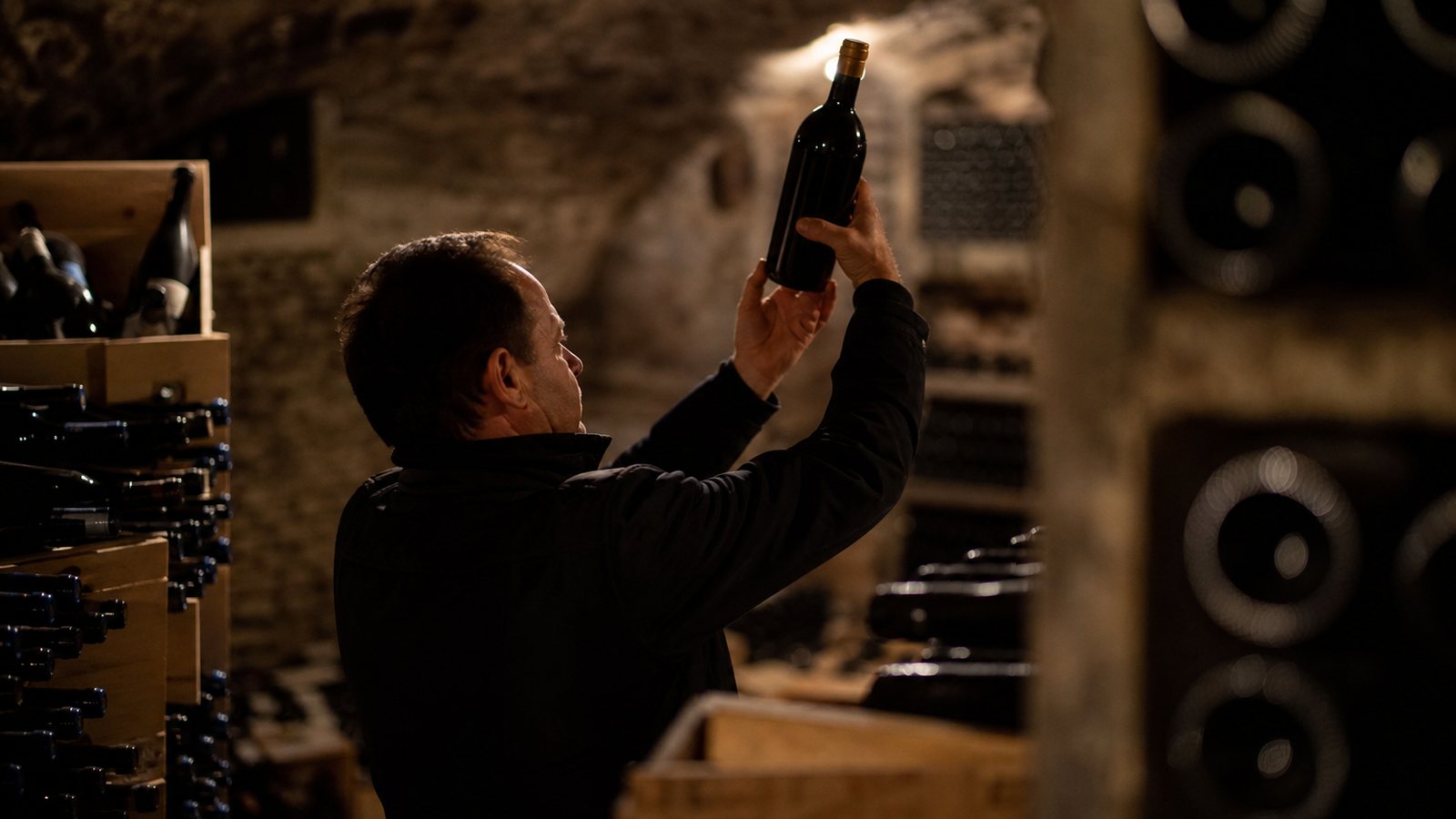 Cave de conservation aux bouteilles au repos, dédiée au vieillissement long à l'abri de la lumière