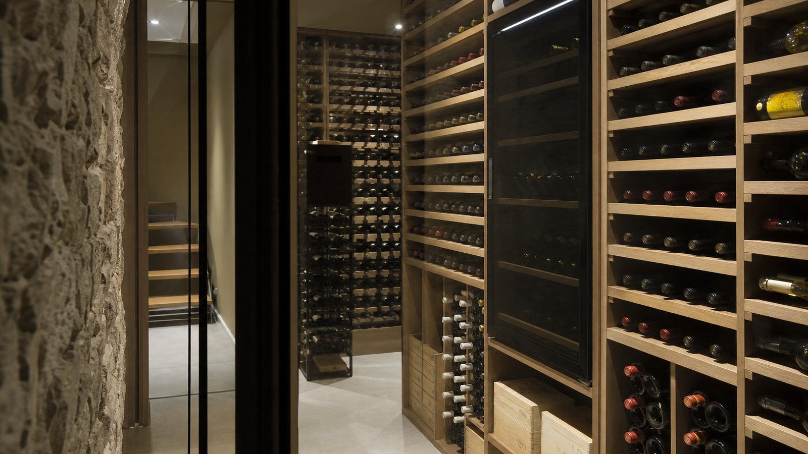 Cave à vin sur mesure alliant bois et verre, installée dans l'intérieur raffiné d'une maison